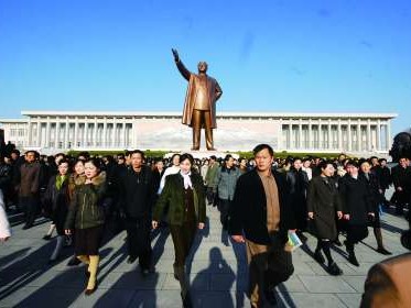 金正恩缅怀先辈，敬献花篮于金日成金正日立像