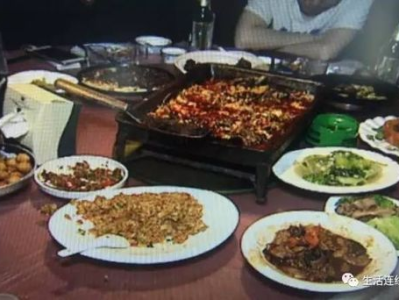 烤鱼盘下惊现蛆虫，老板：没入嘴就没事？