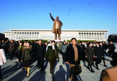 金正恩缅怀先辈,敬献花篮于金日成金正日立像