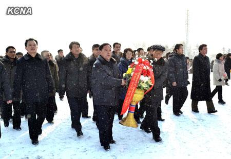 金正恩缅怀先辈,敬献花篮于金日成金正日立像